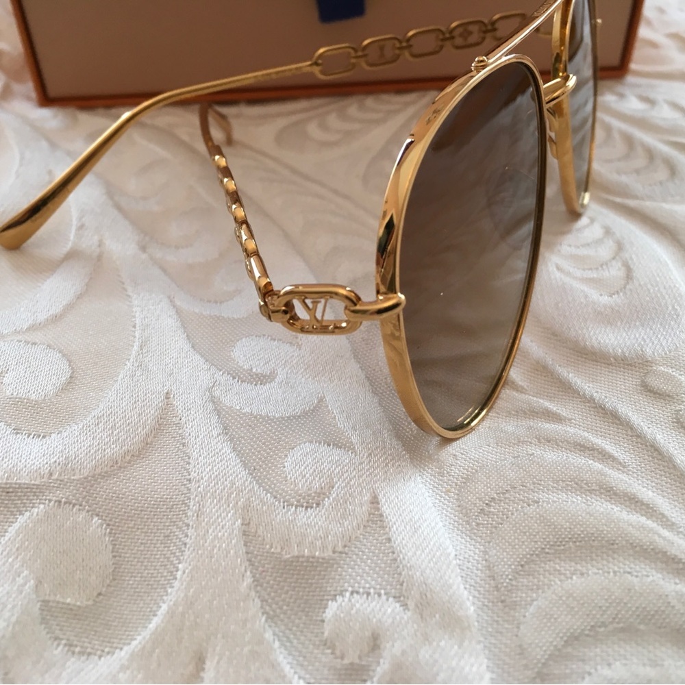 Louis Vuitton Authentic PilotGold Frame Brown Lens Sunglasses with Chain Temples - Picture 14 of 16